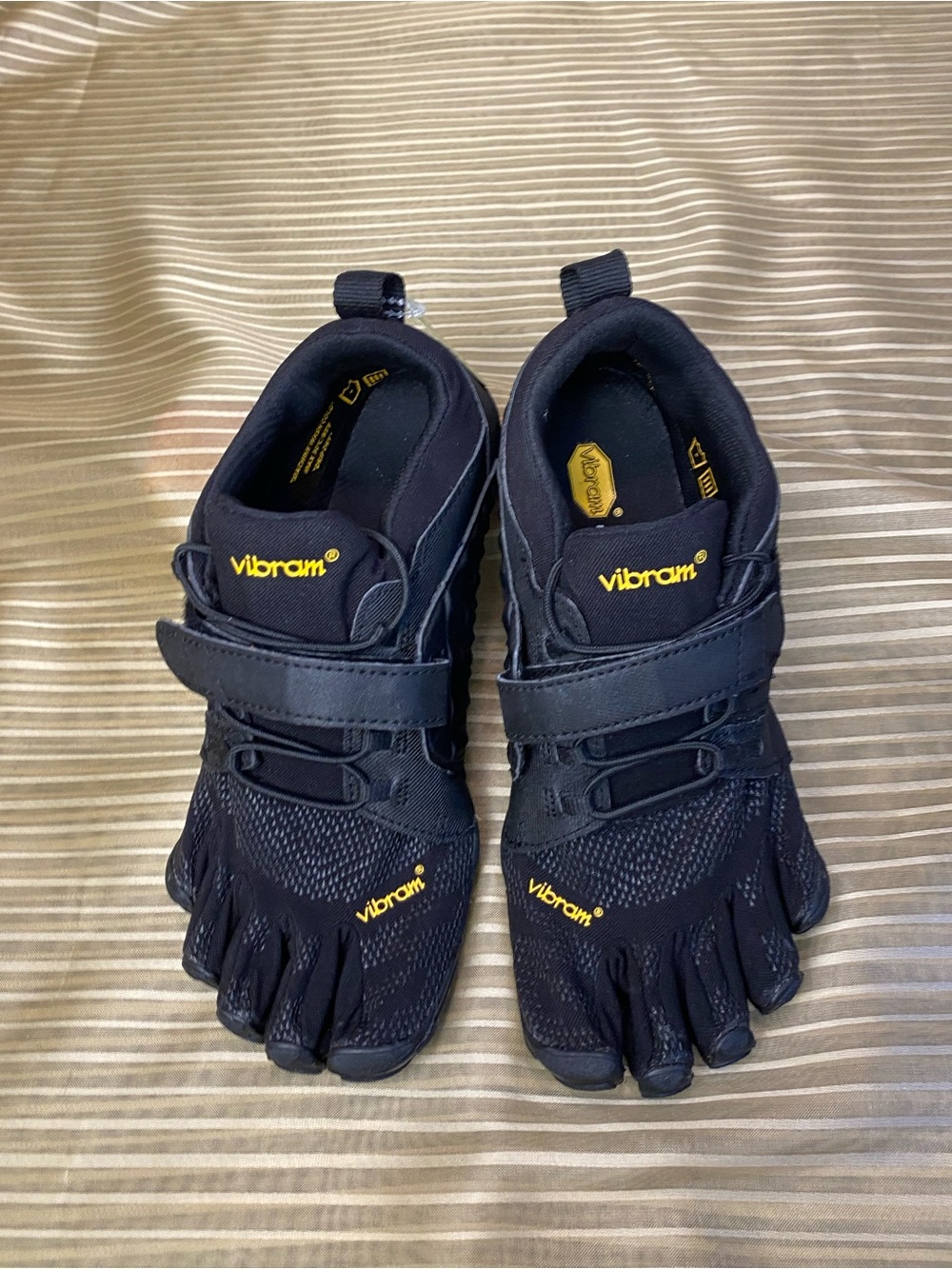 VIBRAM FiveFingers men Black with Yellow Logo Minimal Toe Athletic Shoes, size 7